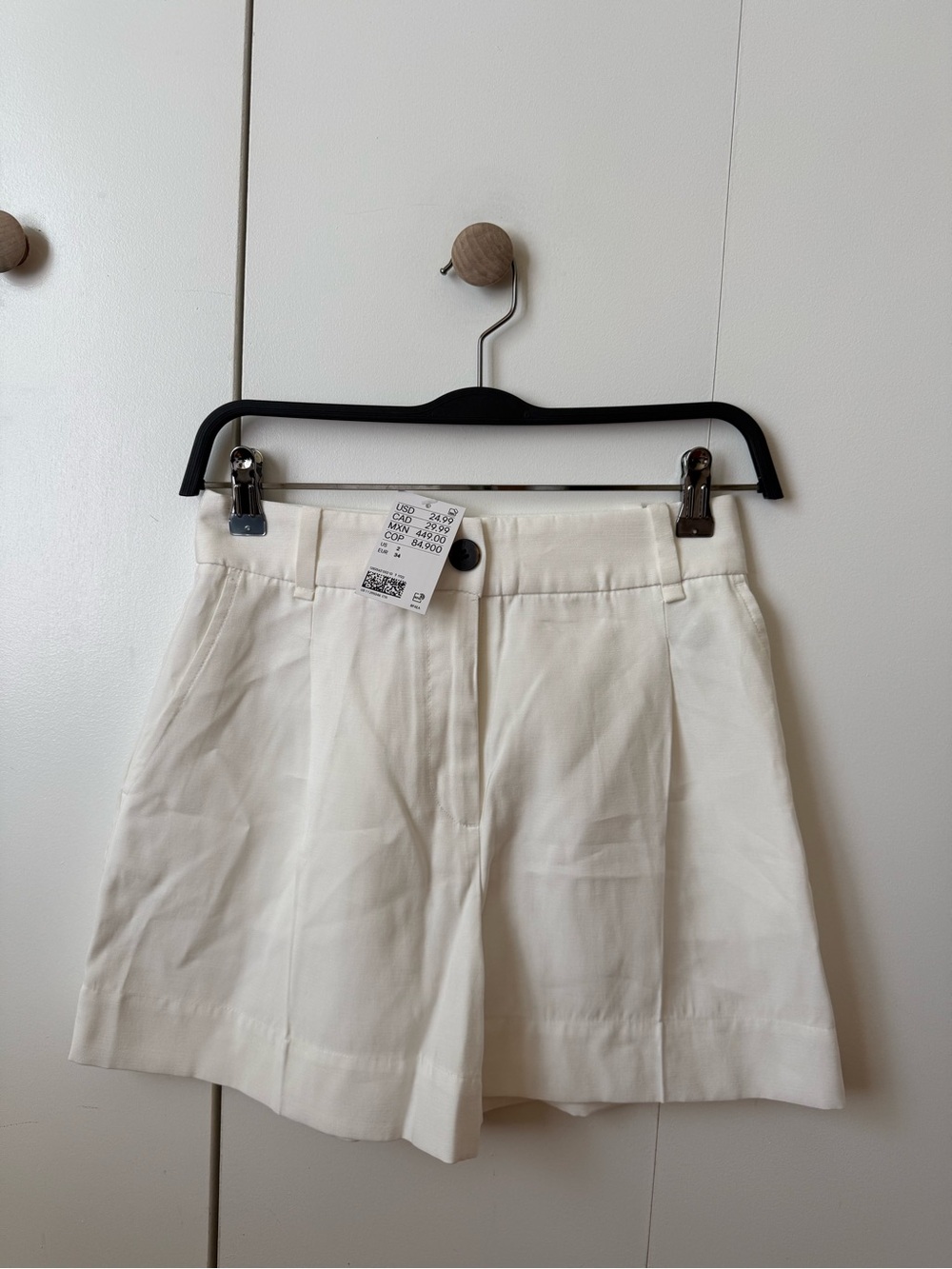 NWT H&M High-Waisted Pleated Tailored Shorts in White